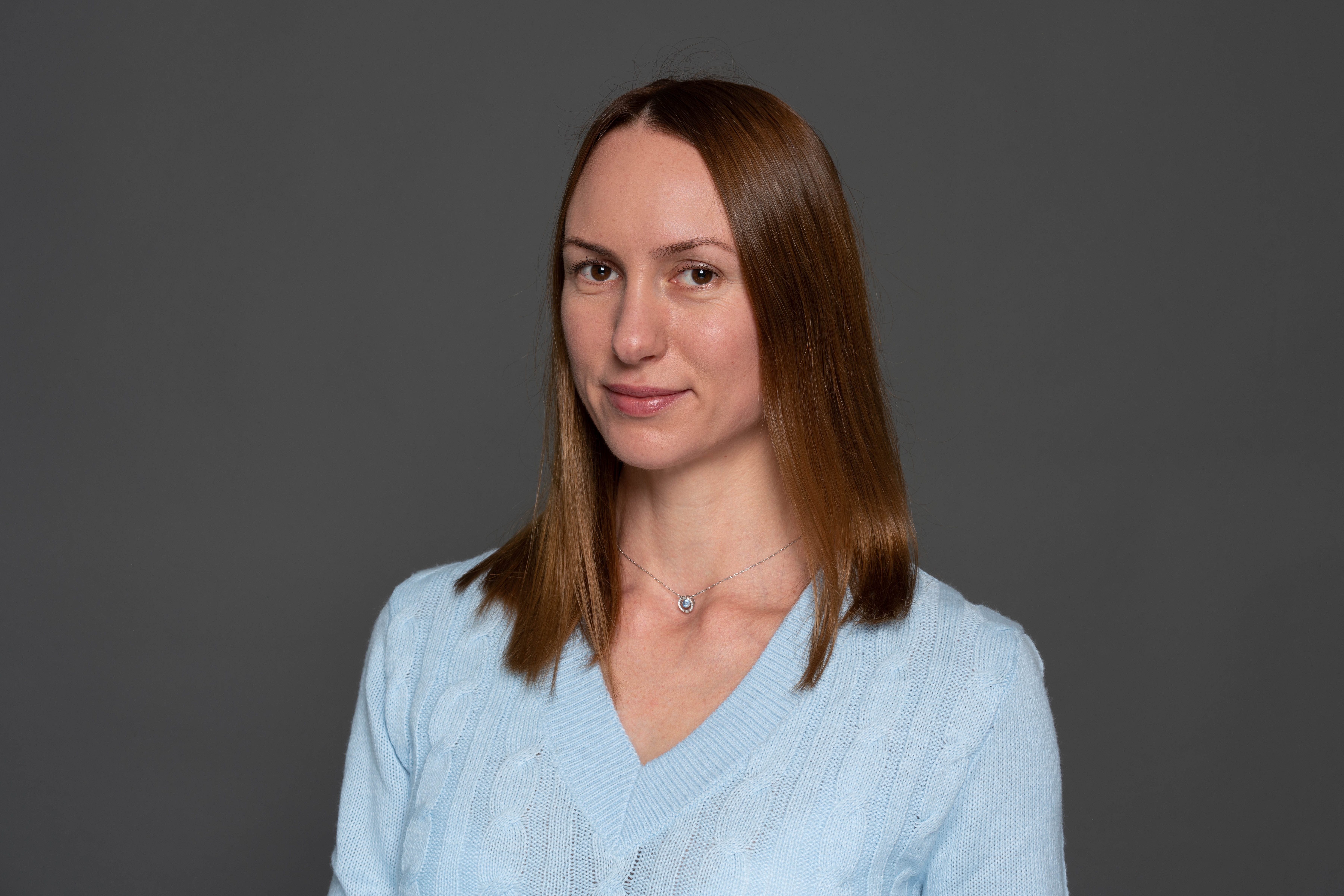 קלוז אפ מצולמת עם חולצה בצבע תכלת